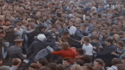 在20万军警的管制下，仍然躁翻了160万人，这场演出难道真是国家的葬礼？