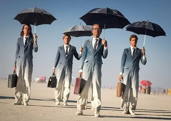 美国火人节4个打雨伞的人