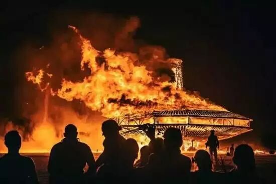 美国火人节的夜空