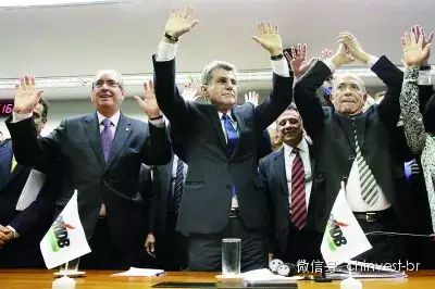 巴西民运党成员庆祝退出政府