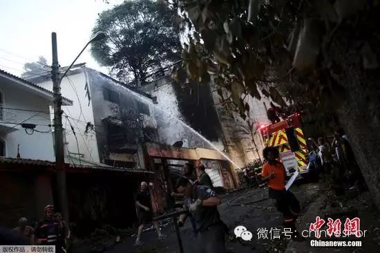 据巴西媒体报道，一架CA-9型飞机当天下午从圣保罗市内坎波-德马尔特机场起飞，不久即坠毁于附近居民区，造成一名驾驶员和6名乘客死亡。