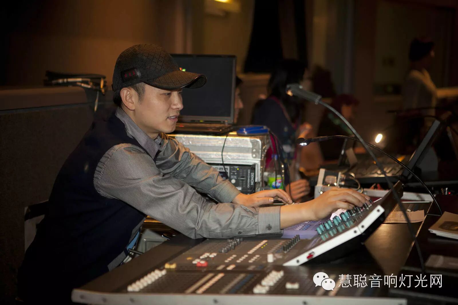 音响设备的维修保养和舞台效果营造;和灯光师做好协调配合;协助舞美组