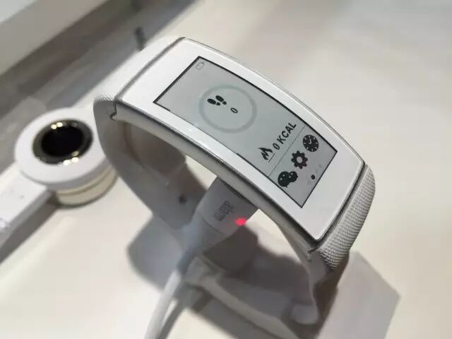 联想跨界旗舰手机VIBE Shot等明星产品集体亮相2015 MWC