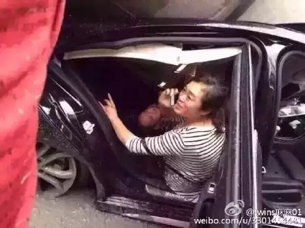 惨！水泥车侧翻正好压住接孩子放学的奔驰车！