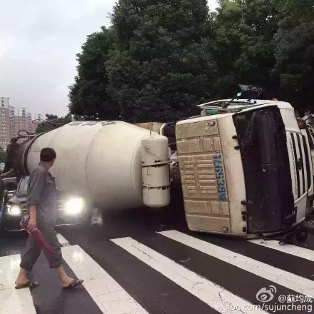 惨！水泥车侧翻正好压住接孩子放学的奔驰车！