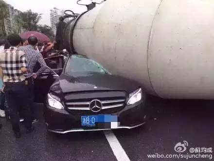 惨！水泥车侧翻正好压住接孩子放学的奔驰车！