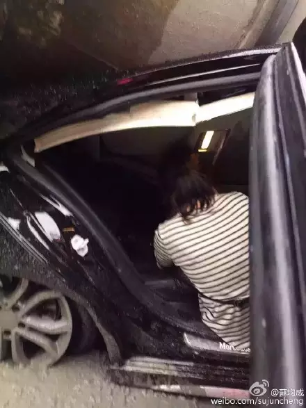 惨！水泥车侧翻正好压住接孩子放学的奔驰车！