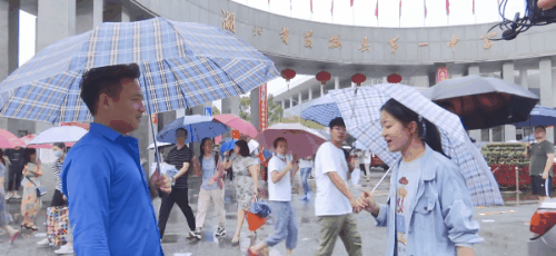 游泳|退役军人游泳背女孩赶考，这些身影让人感动！