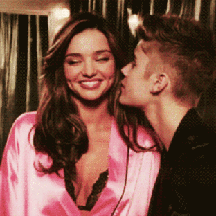 赵薇二胎了?平底鞋、肚大如球,悠闲带女儿小四月逛街!