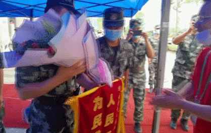 游泳|退役军人游泳背女孩赶考，这些身影让人感动！