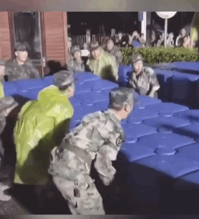 游泳|退役军人游泳背女孩赶考，这些身影让人感动！