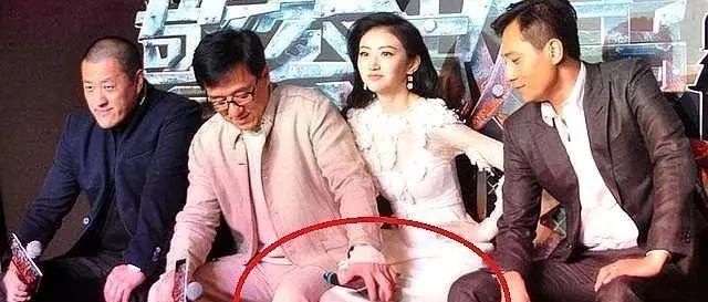 成龙最想删除的4张照片,夹住腿还被伸手!网友:简直无法直视