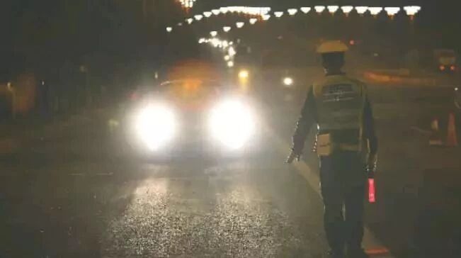 高速路上，如何让后面的车关掉远光灯，看老司机怎么做的！