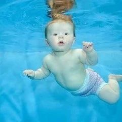 张雨绮带双胞胎游泳,看来也深谙育儿之道!