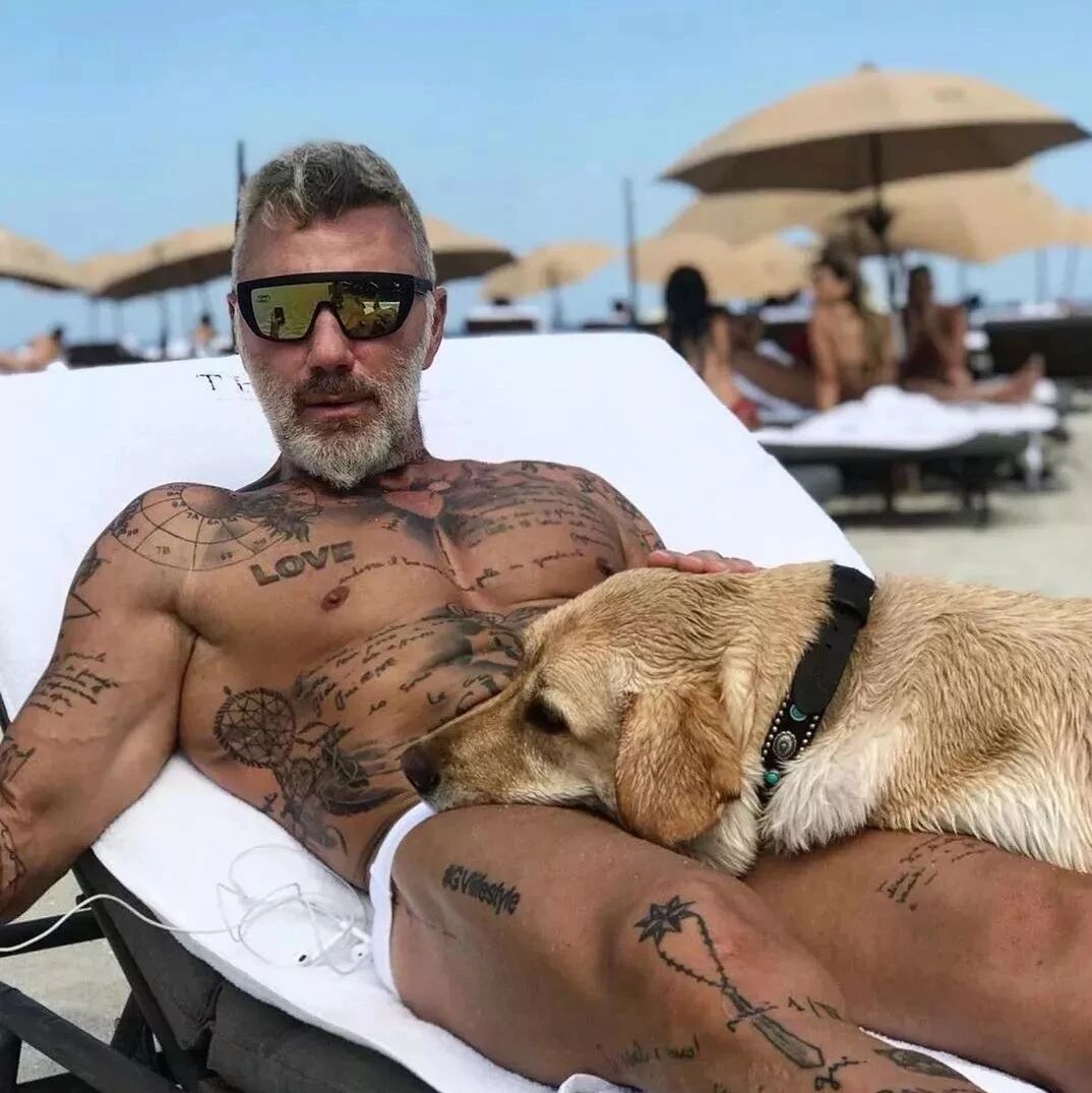 50岁的大叔一次撩到4个妹子，凭超硬的身材吗？