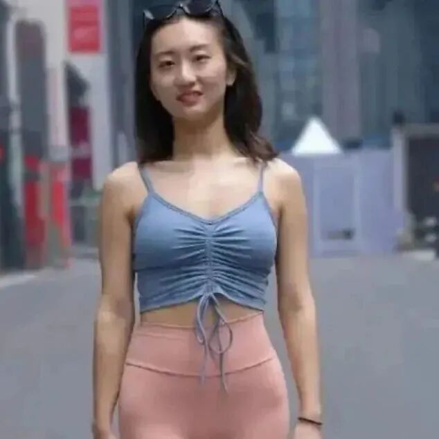 文明点！无毛之女，天热汗流透身，关门看的不正经图，笑到头晕