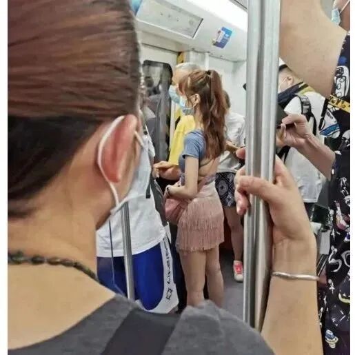 文明点！无毛之女，网友：大腿一张招来一群苍蝇