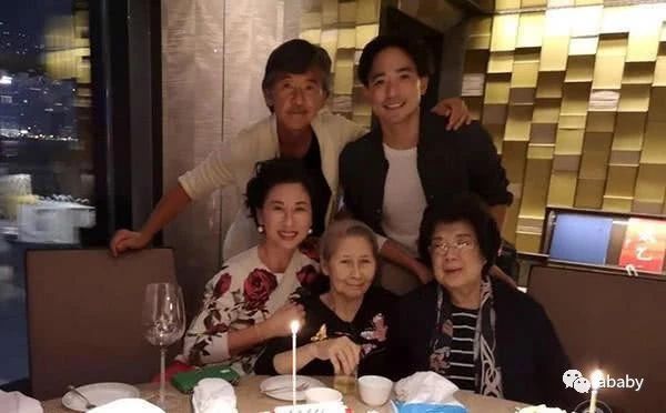 叶倩文生日晒全家福,祖孙三代其乐融融,70岁林子祥状态不错