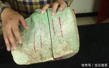 一块新场口的翡翠原石，连行家都看走眼了，切出这么好的种水色！