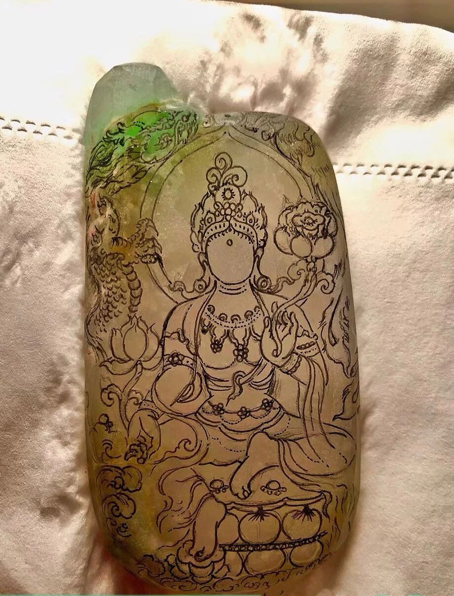 一块带有雪花棉的三色翡翠片料，雕刻端庄的持莲观音，美翻了！