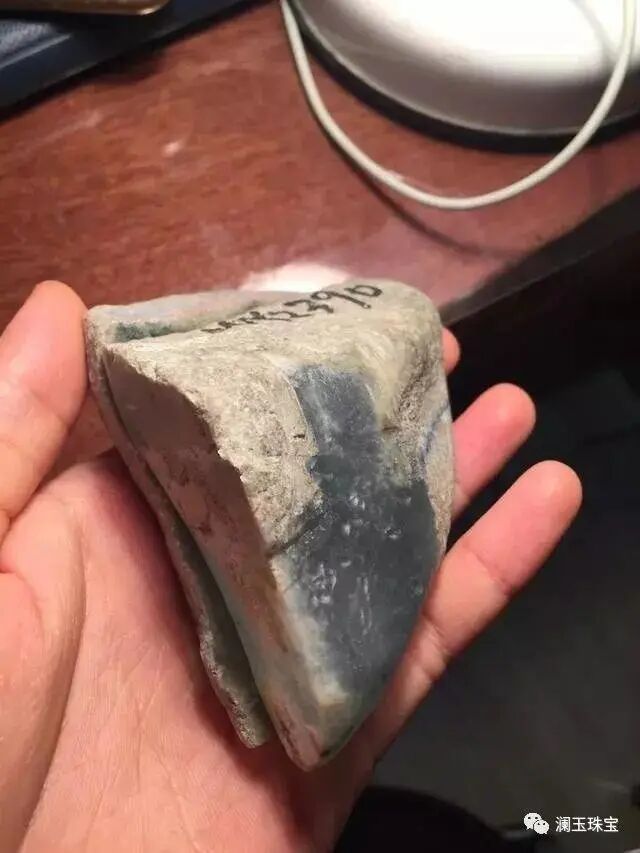 莫西沙场口飘蓝花的翡翠原石，切开后起货三件成品，品质如何？