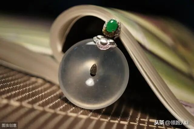 翡翠怎么越带越黄，难道变种啦，听听行家分享的经验！