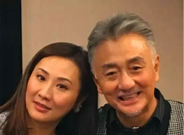 59岁“花无缺”庆结婚23周年, 与小5岁妻子亲密合影像两代人