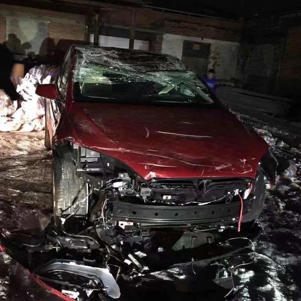 148万进口特斯拉突然加速撞护栏陷连环官司