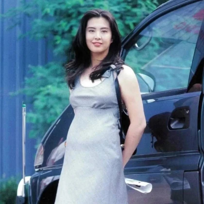 90年代,王祖贤年轻时的一张素颜老照片,当时的她有着高挑匀称的身材,以及出众的颜值.
