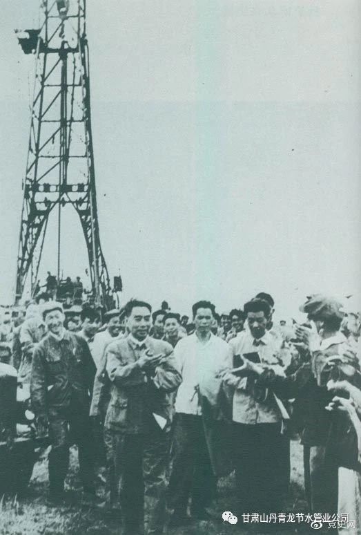 1962年6月,周恩来到大庆视察,这是在1202钻井队现场参观。