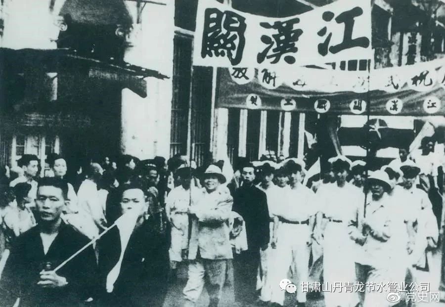 1949年5月17日，第四野战军解放武汉。图为武汉人民欢庆解放。