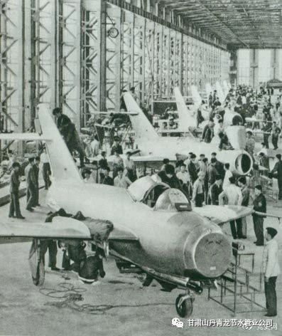 　　1956年7月19日，国产第一架喷气式战斗机在沈阳首次试飞成功，标志着中国具备了独立研制空军武器装备的能力。图为国产第一批喷气式飞机即将出厂。