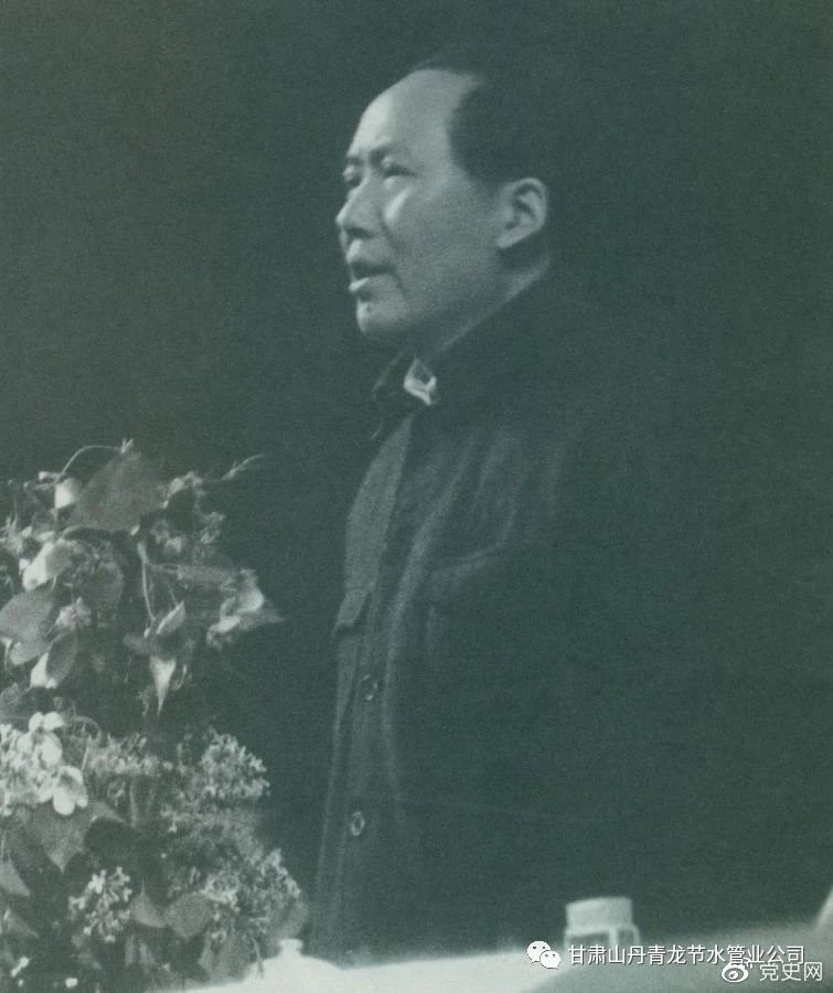 1945年6月11日,毛泽东在中国共产党第七次全国代表大会上致闭幕词。