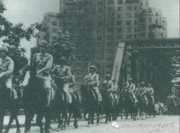 　　1949年5月，人民解放军歼灭退守上海的敌军15万人，解放了这个中国最大的城市。图为解放军进驻上海。