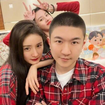 杨幂和张大大包饺子过年！穿T恤身材凹凸有致，桌上帝王蟹太奢华