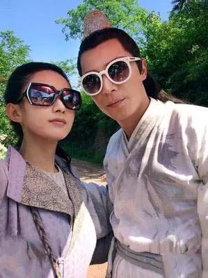 霍建华与当红女星合影,对她却格外不同,老干部也有这一面