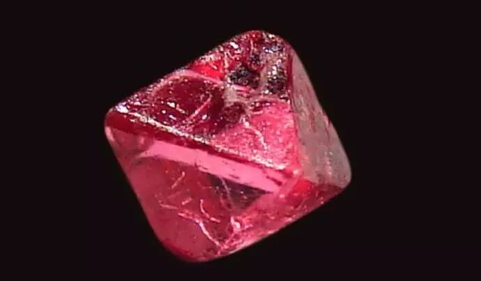 紫牙乌、石榴石如何辨真假？