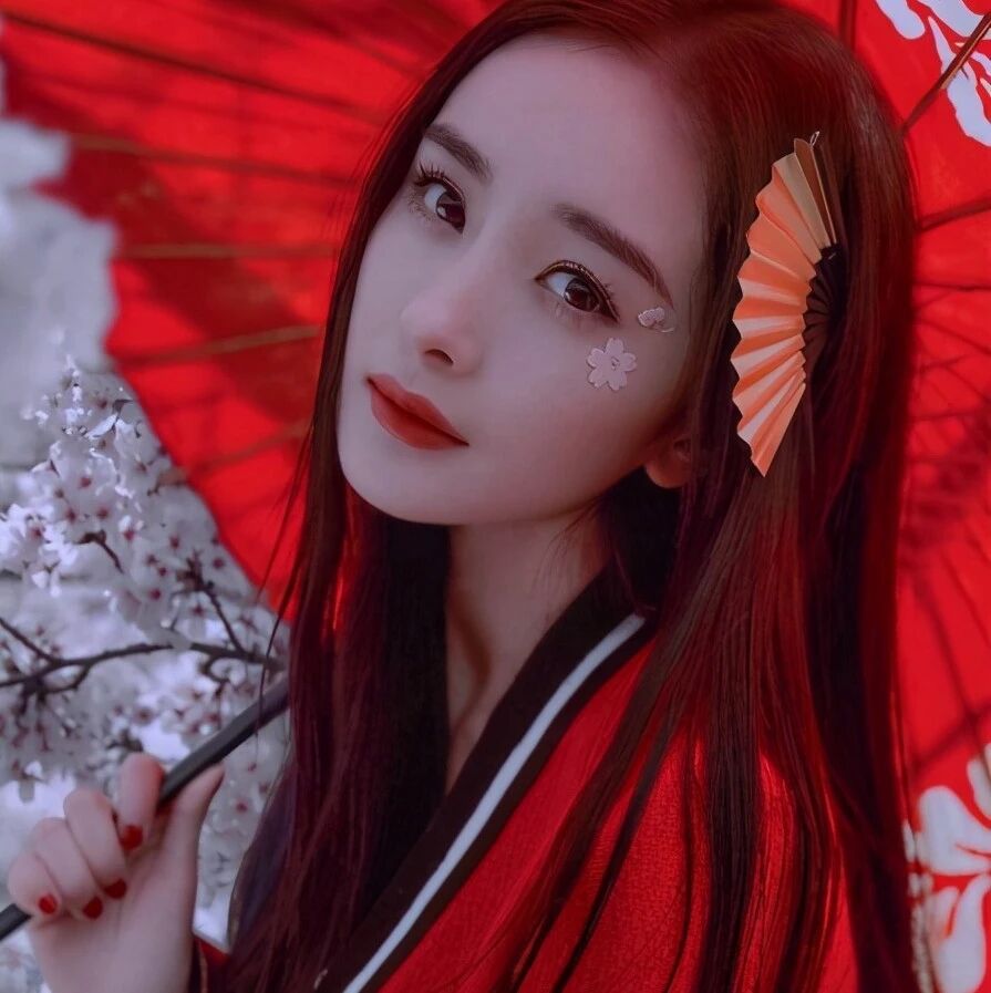 杨幂公司内部曝光，公司艺人照片墙亮眼，是按地位排的吗？