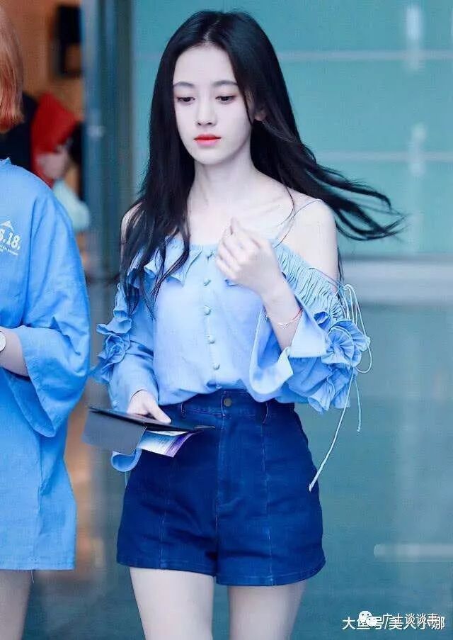 鞠婧祎腰真细, 那么紧的短裤都能凹进去, 不愧是&ldquo;四千年美女&rdquo;