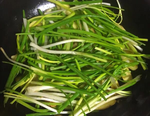 再铺上洗净的香葱段.