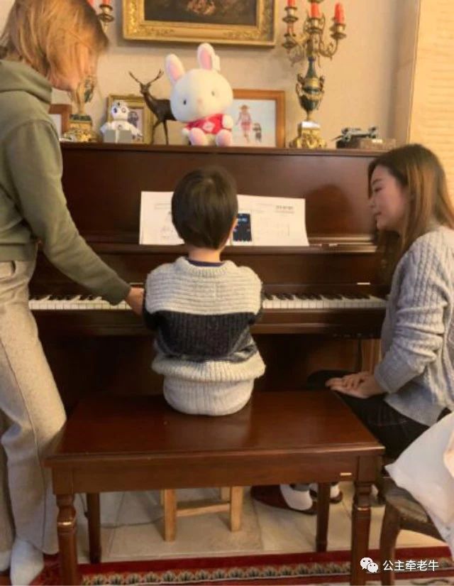 杨乐乐为儿子请两位钢琴老师,曝光豪宅内景,网友:和李湘掰头?