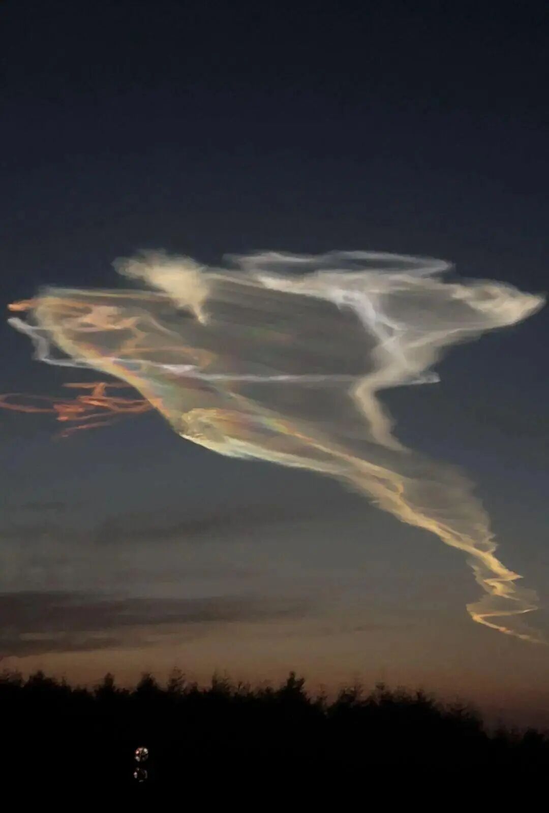 美上空现黑色UFO 呈三角形边缘发光