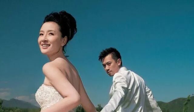 47岁王学兵好“多情”！与小15岁娇妻大秀恩爱，3任太太都是美女