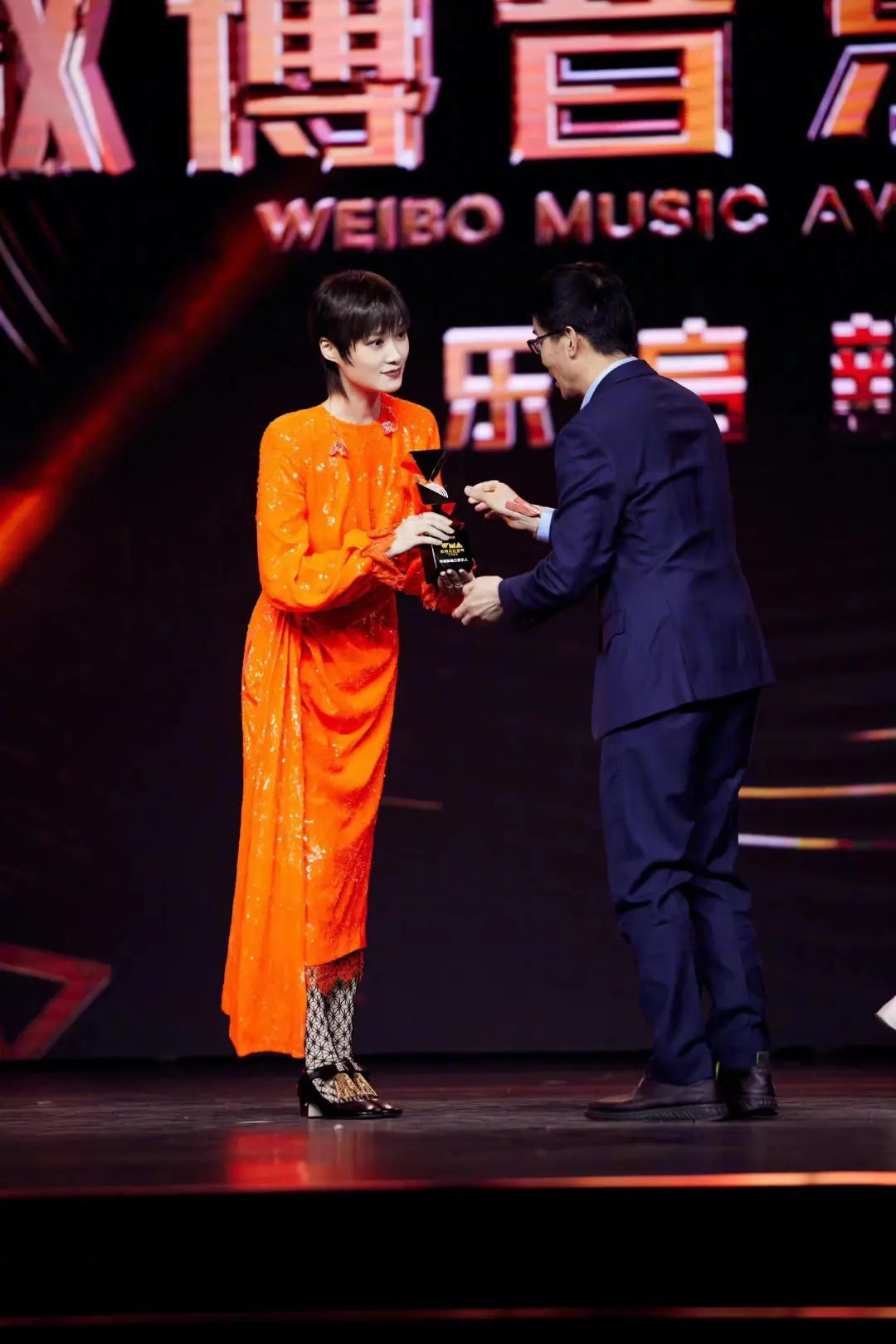 李宇春亮相微博音乐盛典,穿一身橘色亮片裙,美成了焦点!