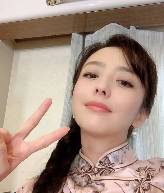 佟丽娅一身旗袍装优雅知性，扎麻花辫子更撩人，美极了