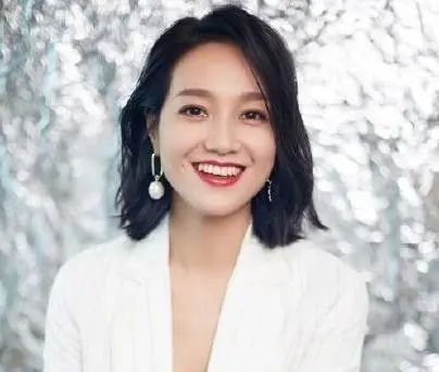 她曾是主持一姐，婚内出轨和陶喆暧昧，今嫁给小15岁的他太卑微