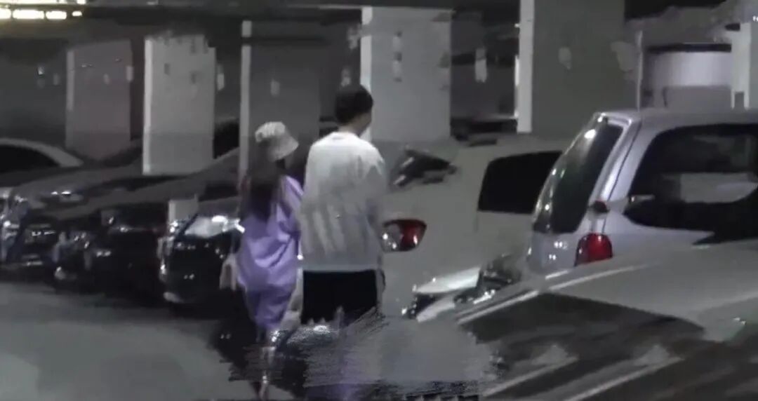 李小璐与小鲜肉外出！深夜开豪车同回豪宅，男方蹦蹦跳跳心情不错