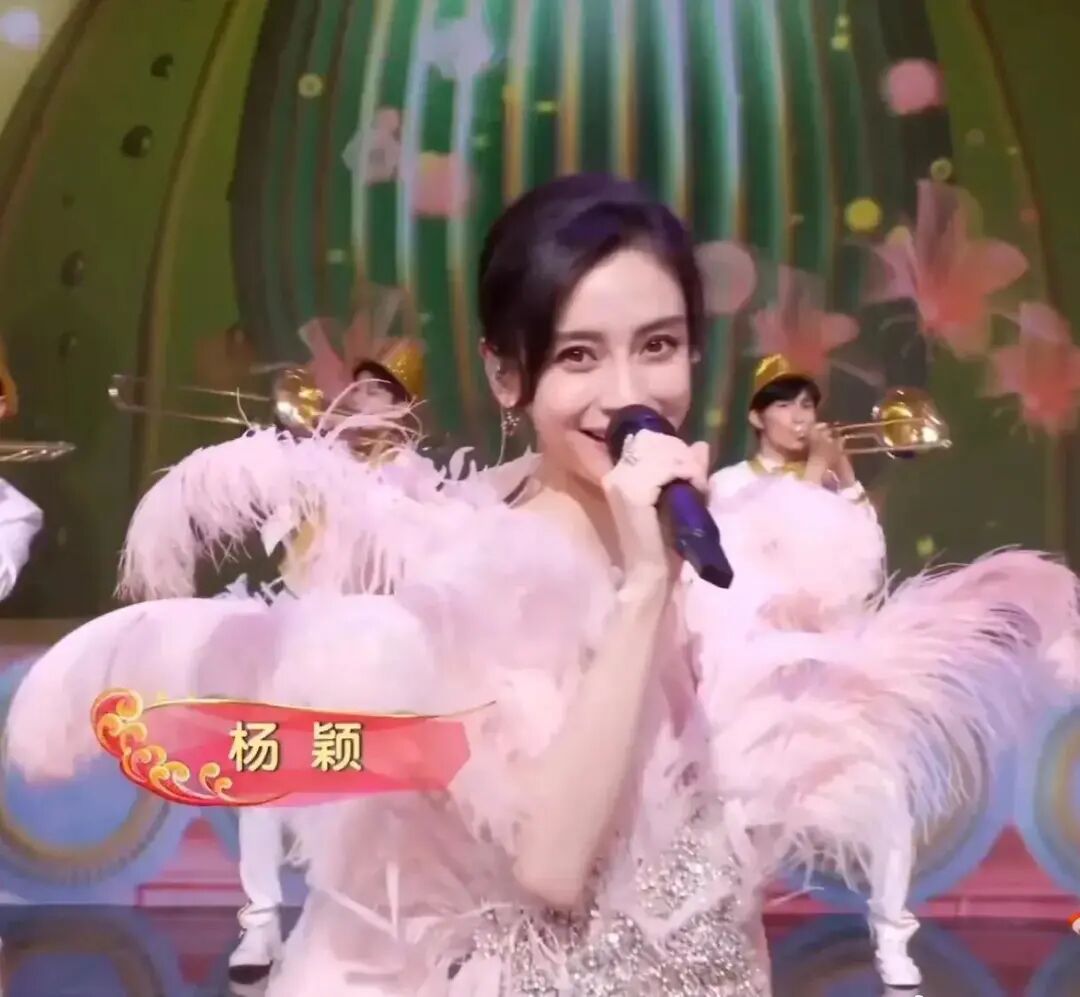 杨颖太狠了，用了7年，重新做回快乐宝贝，男艺人已经离不起婚