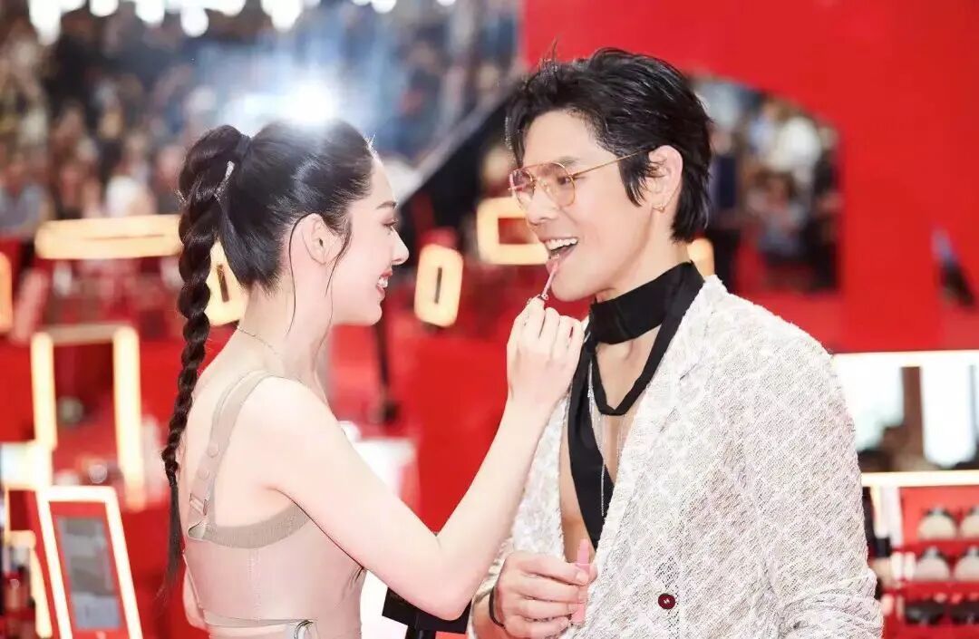 35岁郭碧婷阔腿裤配高马尾，气质太出众！与向佐同框甜美似少女