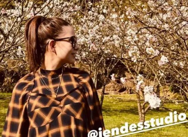 周杰伦带昆凌户外看花，昆凌的孕妇装抢镜，出门仍不忘打扮一番